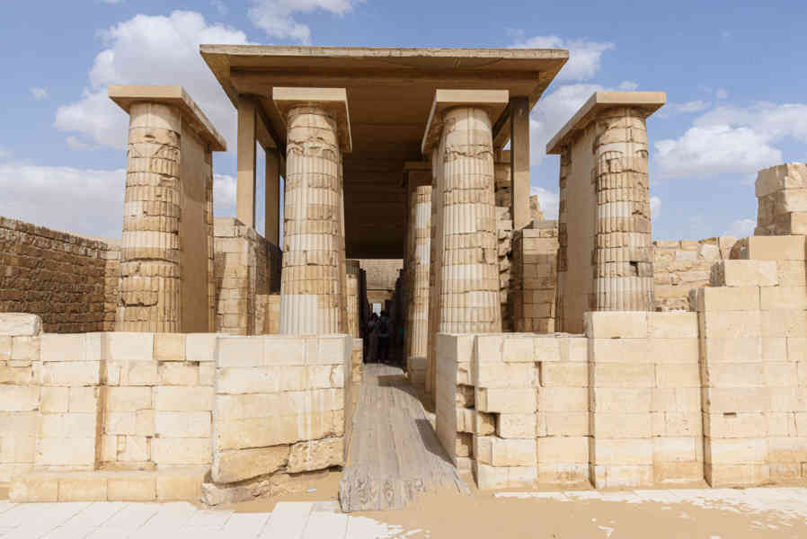 Egipto 254 - necrópolis de Sakkara - columnata de acceso.jpg